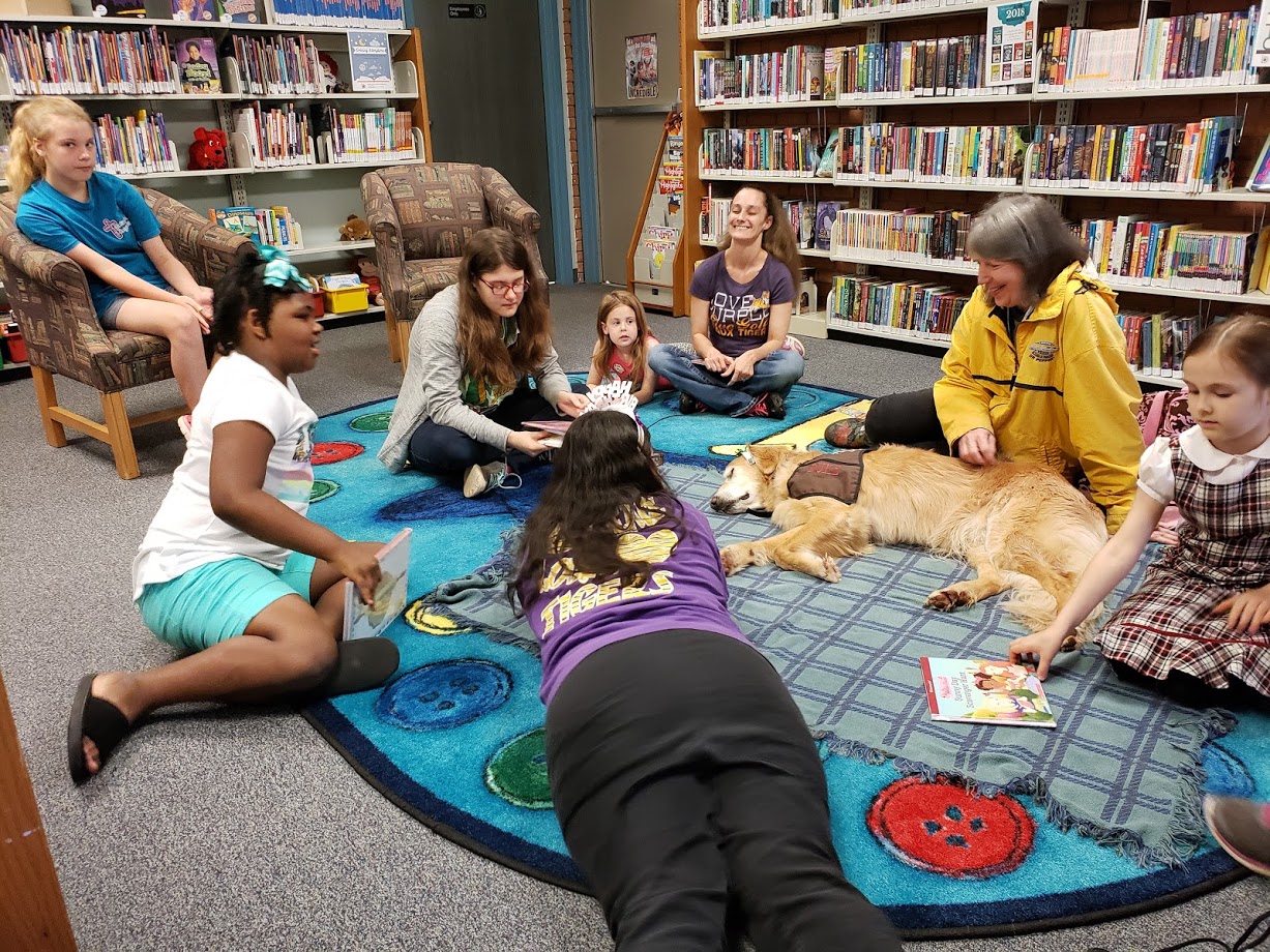 children with reading therapy dog